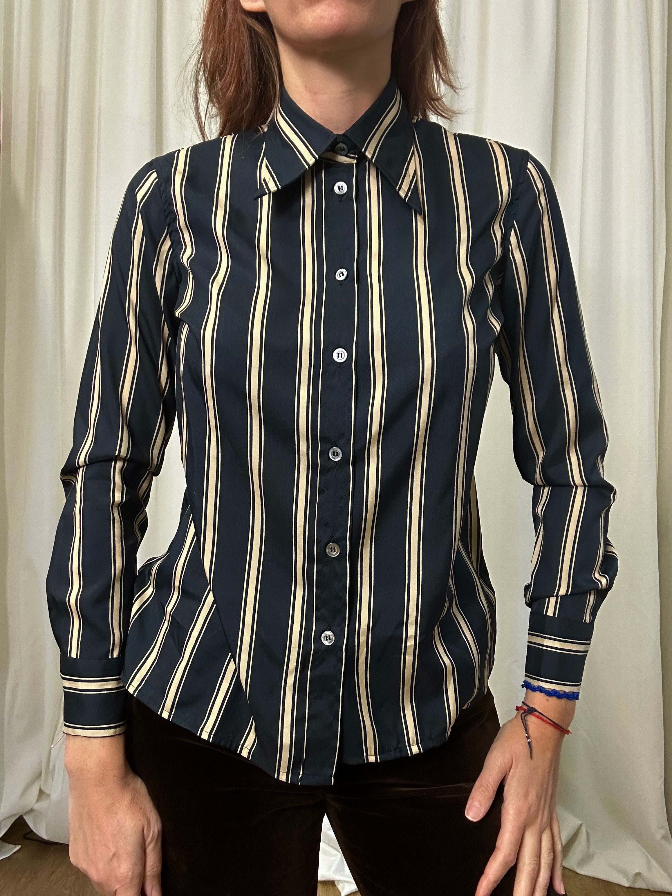 Elegante dark shirt